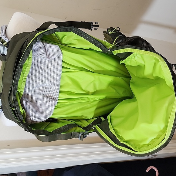 OSPREY Bags Osprey Stratos 24 Olive Green Backpack With Rain Cover